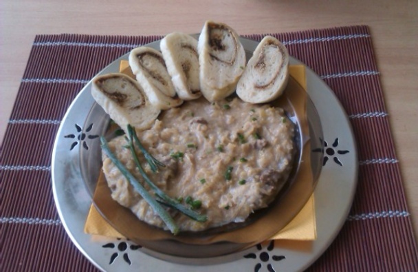 Segedínsky guláš s plnenou knedľou - obrázok 3