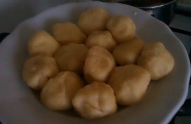 Zemiakové knedle plnené tvarohom - obrázok 2