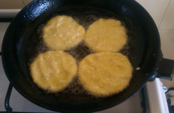 Zemiakovo-tvarohové placky s mäsom a šalátom - obrázok 2