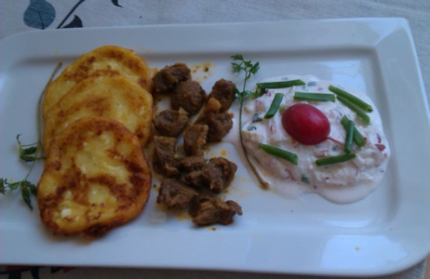 Zemiakovo-tvarohové placky s mäsom a šalátom - obrázok 3