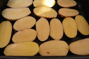 Jednoduchá varená špargľa s pečenými zemiakmi a prosciuttom - obrázok 1