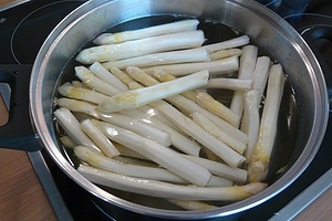 Jednoduchá varená špargľa s pečenými zemiakmi a prosciuttom - obrázok 2