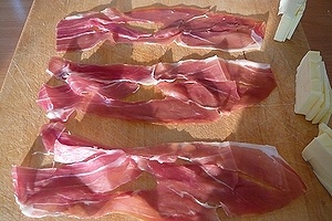 Jednoduchá varená špargľa s pečenými zemiakmi a prosciuttom - obrázok 3