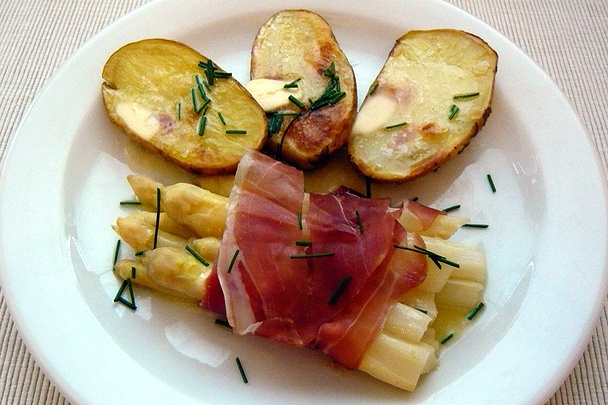 Jednoduchá varená špargľa s pečenými zemiakmi a prosciuttom - obrázok 4