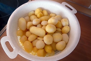 Jahňacie stehno na rozmaríne s pesto zemiakmi a dusenou zeleninou (fotorecept) - obrázok 1