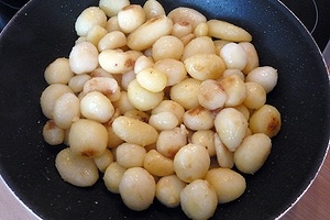 Jahňacie stehno na rozmaríne s pesto zemiakmi a dusenou zeleninou (fotorecept) - obrázok 7