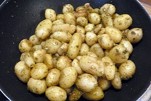 Jahňacie stehno na rozmaríne s pesto zemiakmi a dusenou zeleninou (fotorecept) - obrázok 10