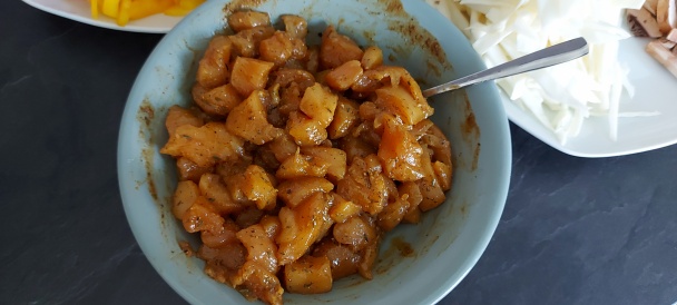 Opekaná zelenina s kuracím mäsom a rezancami (fotorecept) - obrázok 1