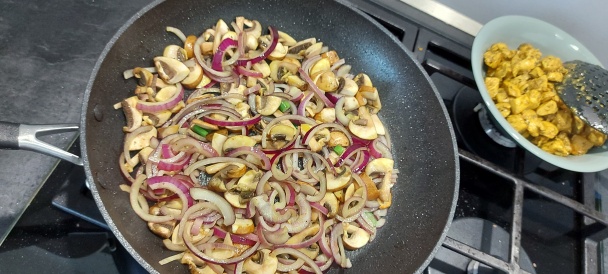 Opekaná zelenina s kuracím mäsom a rezancami (fotorecept) - obrázok 3