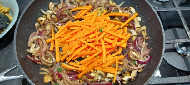 Opekaná zelenina s kuracím mäsom a rezancami (fotorecept) - obrázok 4