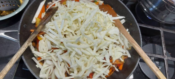 Opekaná zelenina s kuracím mäsom a rezancami (fotorecept) - obrázok 6