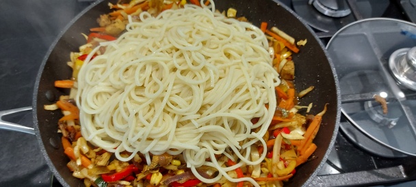 Opekaná zelenina s kuracím mäsom a rezancami (fotorecept) - obrázok 7