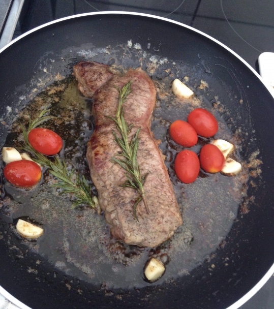 Hovädzí steak s pečenými zemiakmi a cherry paradajkami - obrázok 3