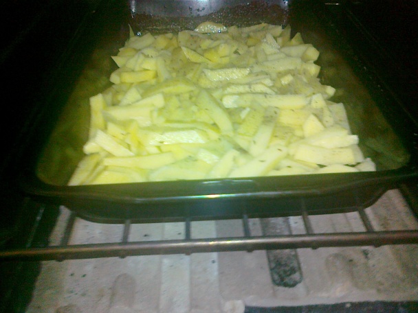 Zapekané zemiaky so syrovou omáčkou (fotorecept) - obrázok 5