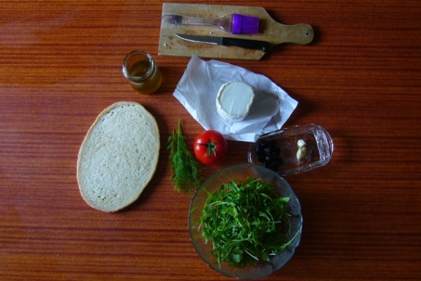 Bruschetta s kozím syrom, paradajkami, čiernymi olivami, kôprom a s rucolovým šalátom - obrázok 1