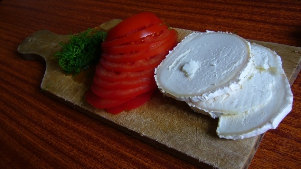 Bruschetta s kozím syrom, paradajkami, čiernymi olivami, kôprom a s rucolovým šalátom - obrázok 2