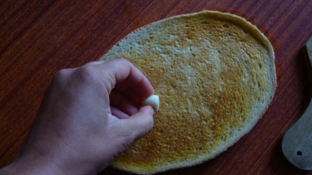 Bruschetta s kozím syrom, paradajkami, čiernymi olivami, kôprom a s rucolovým šalátom - obrázok 3