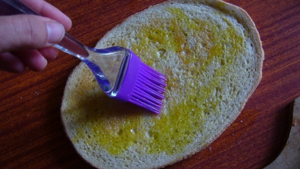 Bruschetta s kozím syrom, paradajkami, čiernymi olivami, kôprom a s rucolovým šalátom - obrázok 4