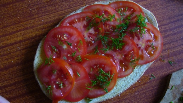 Bruschetta s kozím syrom, paradajkami, čiernymi olivami, kôprom a s rucolovým šalátom - obrázok 5
