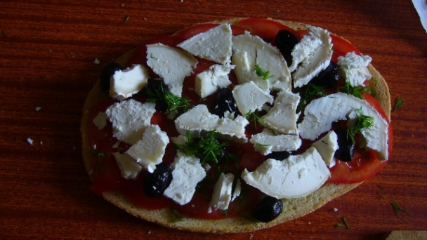 Bruschetta s kozím syrom, paradajkami, čiernymi olivami, kôprom a s rucolovým šalátom - obrázok 6