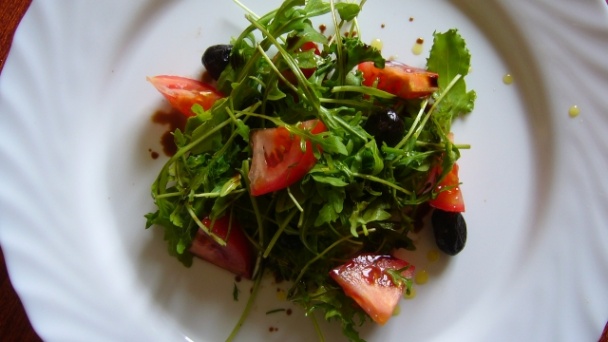Bruschetta s kozím syrom, paradajkami, čiernymi olivami, kôprom a s rucolovým šalátom - obrázok 7