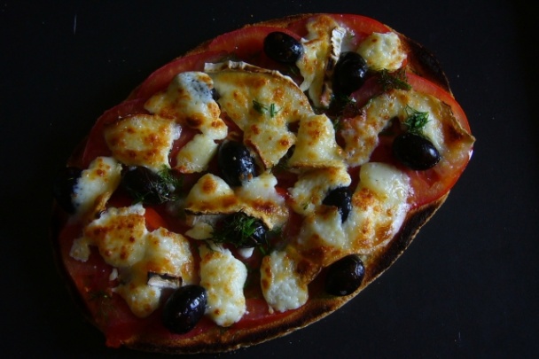 Bruschetta s kozím syrom, paradajkami, čiernymi olivami, kôprom a s rucolovým šalátom - obrázok 8