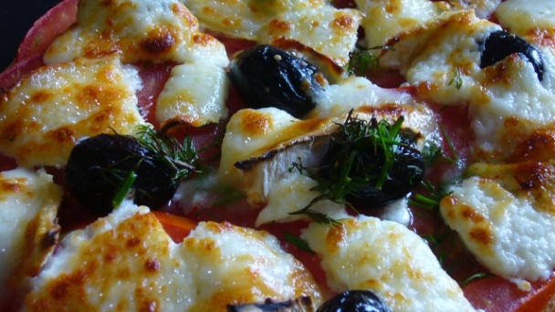 Bruschetta s kozím syrom, paradajkami, čiernymi olivami, kôprom a s rucolovým šalátom - obrázok 9