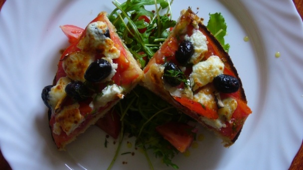 Bruschetta s kozím syrom, paradajkami, čiernymi olivami, kôprom a s rucolovým šalátom - obrázok 10