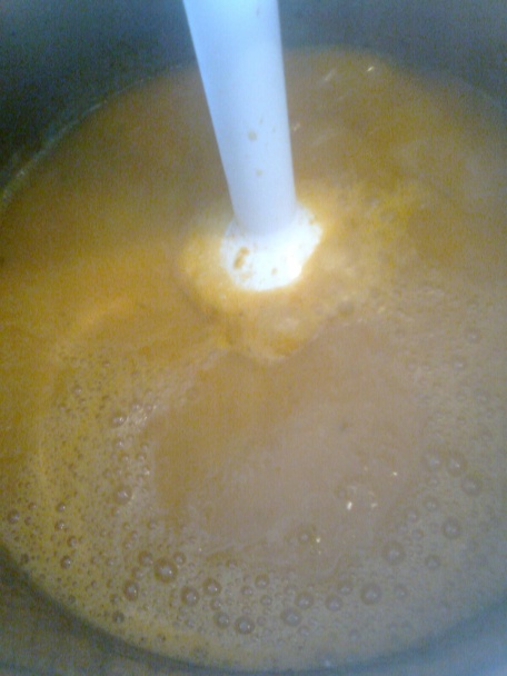 Krémová zeleninová polievka (s paradajkami a kyslou smotanou) - obrázok 8