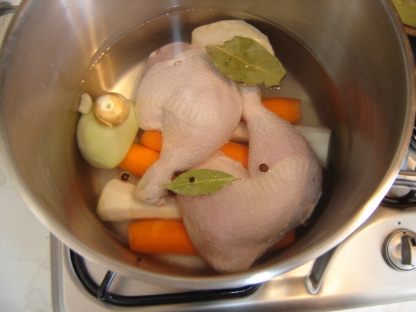 Kuracie stehná s medovou kôrkou, citrónový kuskus a vývar so srdiečkovými rezancami (fotorecept) - obrázok 1