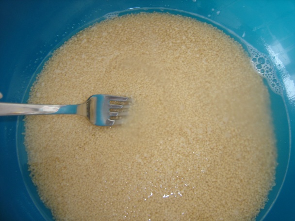 Kuracie stehná s medovou kôrkou, citrónový kuskus a vývar so srdiečkovými rezancami (fotorecept) - obrázok 8