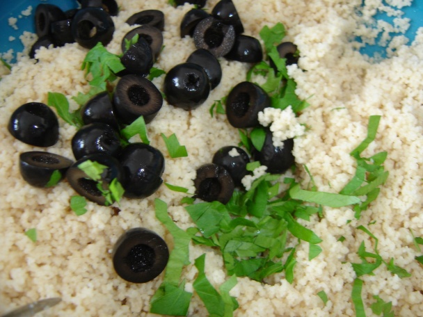 Kuracie stehná s medovou kôrkou, citrónový kuskus a vývar so srdiečkovými rezancami (fotorecept) - obrázok 11