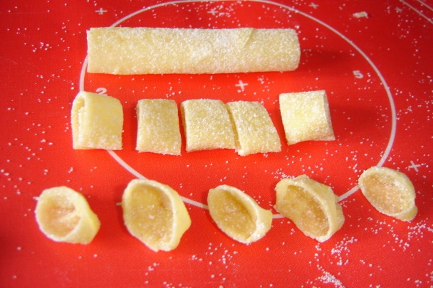 Pokus o domáce cestoviny - klobúčiky alebo mušličky - obrázok 7