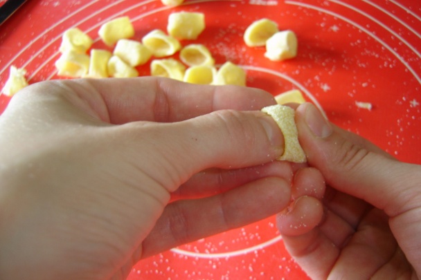 Pokus o domáce cestoviny - klobúčiky alebo mušličky - obrázok 8