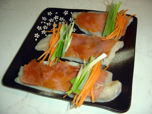 Treska plnená údeným lososom na smotanovej omáčke s medovou dijonskou horčicou a hrozienkami - obrázok 3