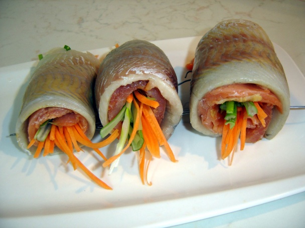 Treska plnená údeným lososom na smotanovej omáčke s medovou dijonskou horčicou a hrozienkami - obrázok 4