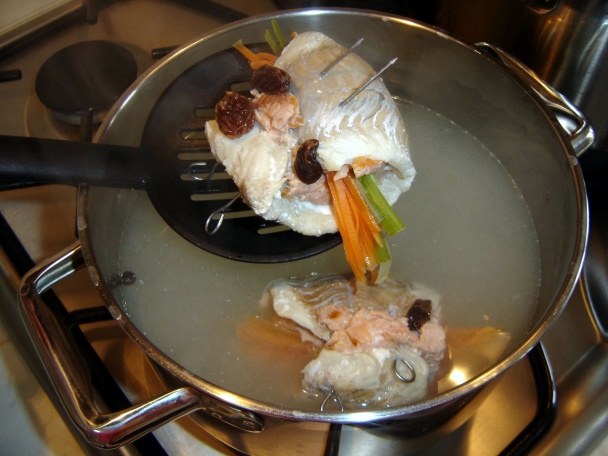 Treska plnená údeným lososom na smotanovej omáčke s medovou dijonskou horčicou a hrozienkami - obrázok 6