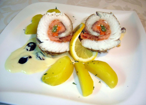 Treska plnená údeným lososom na smotanovej omáčke s medovou dijonskou horčicou a hrozienkami - obrázok 11