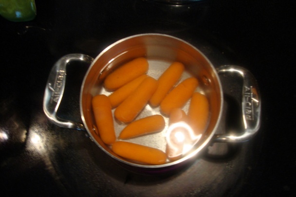 Šalát z tresky s feferónkovým a s čerstvým slaným rožkom - obrázok 1