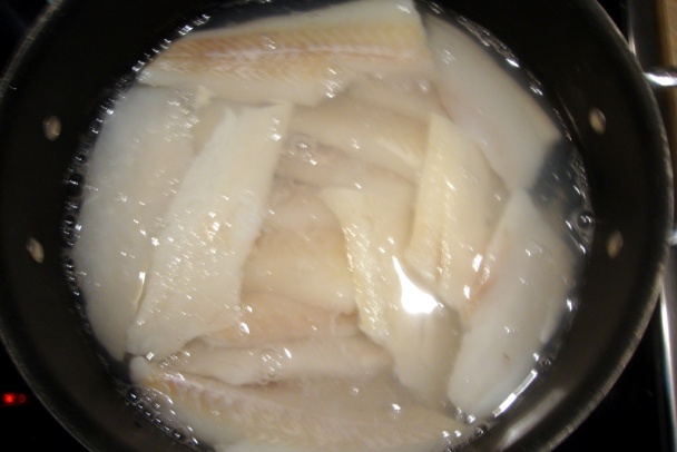 Šalát z tresky s feferónkovým a s čerstvým slaným rožkom - obrázok 2