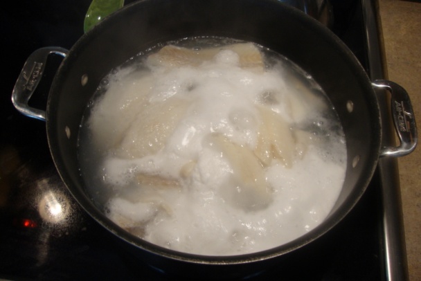 Šalát z tresky s feferónkovým a s čerstvým slaným rožkom - obrázok 3