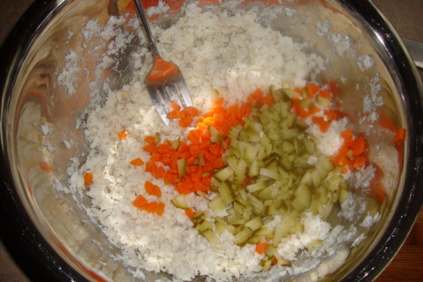 Šalát z tresky s feferónkovým a s čerstvým slaným rožkom - obrázok 7