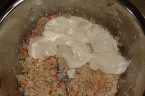 Šalát z tresky s feferónkovým a s čerstvým slaným rožkom - obrázok 8