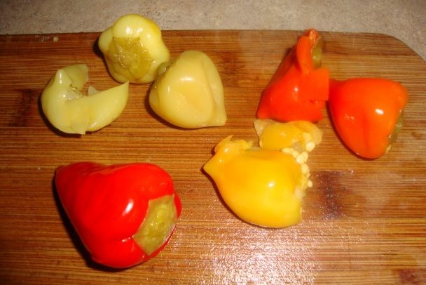 Šalát z tresky s feferónkovým a s čerstvým slaným rožkom - obrázok 10