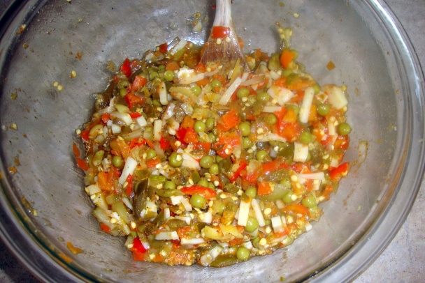 Šalát z tresky s feferónkovým a s čerstvým slaným rožkom - obrázok 12