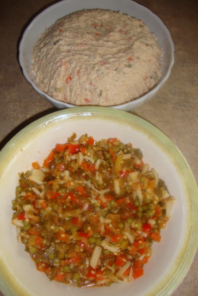 Šalát z tresky s feferónkovým a s čerstvým slaným rožkom - obrázok 13