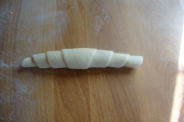 Čerstvé slané rohlíky k šalátu z tresky s feferónkovým (fotorecept) - obrázok 12