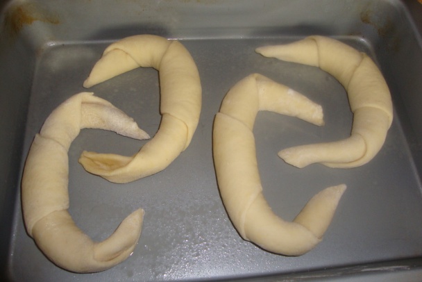 Čerstvé slané rohlíky k šalátu z tresky s feferónkovým (fotorecept) - obrázok 14