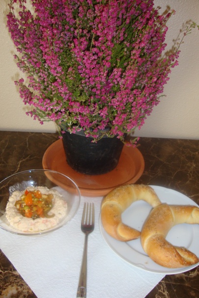 Čerstvé slané rohlíky k šalátu z tresky s feferónkovým (fotorecept) - obrázok 15