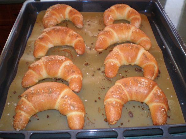 Čerstvé slané rohlíky k šalátu z tresky s feferónkovým (fotorecept) - obrázok 16